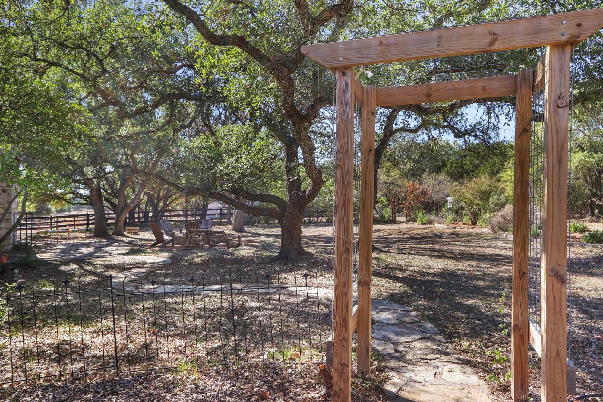 Red Donkey Cottage Wimberley Eksteriør bilde
